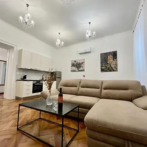 https://lux-apartmans.in-istria.net