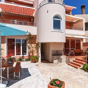 https://apartments-jadranka-privlaka.hotelinzadar.com